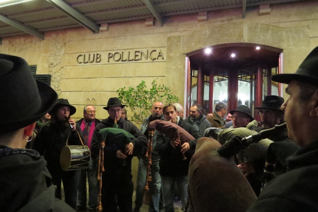 Xerremiers sonant davant el Club Pollença la nit de la revetlla de Sant Antoni