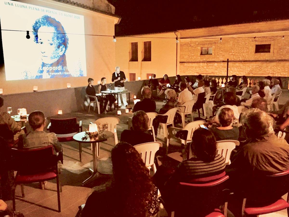 Valentina Veronelli i Enea Binaghi varen ser les encarregades llegir poemes Giacomo Leopardi al terrat del Club Pollença.