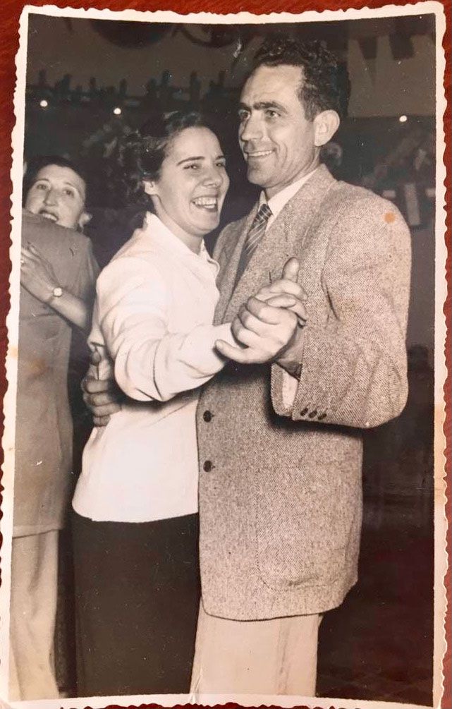 Fotografia és d'un ball celebrat dins el saló del Club, el 1954.